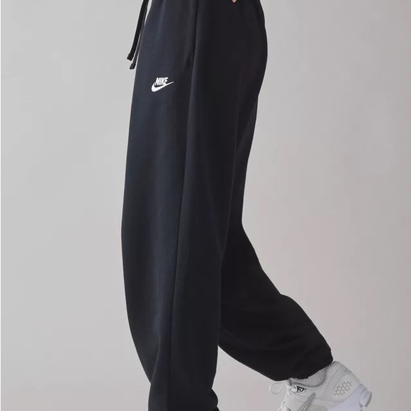 Nike Sportswear Club Fleece Mid-Rise Oversized Sweatpant - Picture 1 of 4